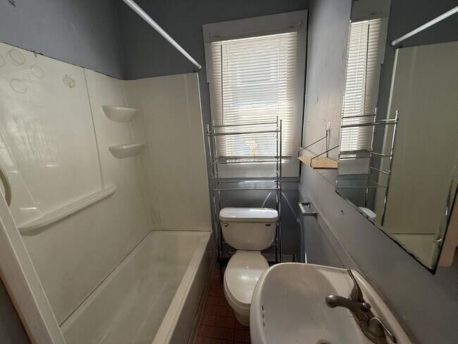 Building Photo - Spacious 1-Bedroom SE Grand Rapids