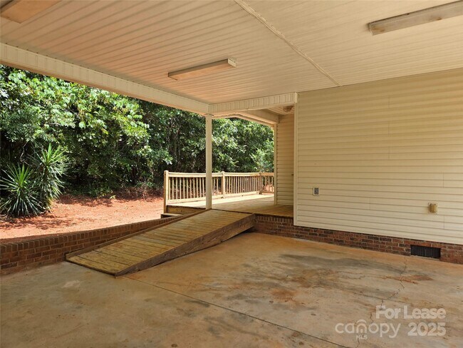 Building Photo - 4641 Hickory Grove Rd