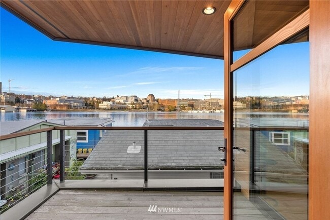 Building Photo - 3bd/2.5ba Seattle Houseboat