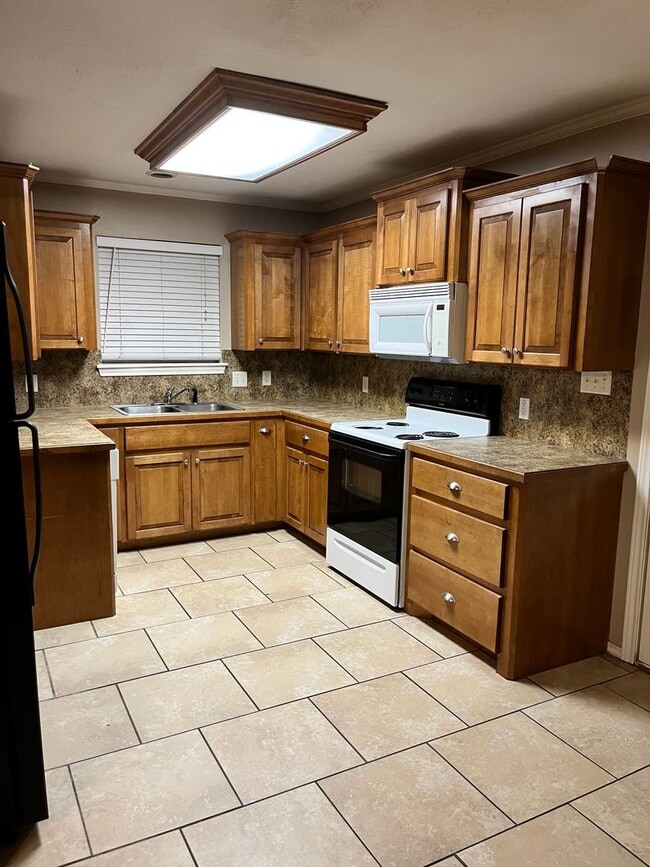 Building Photo - Galloping Way Triplex