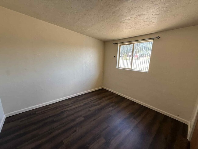 Building Photo - 4832 E 24th St