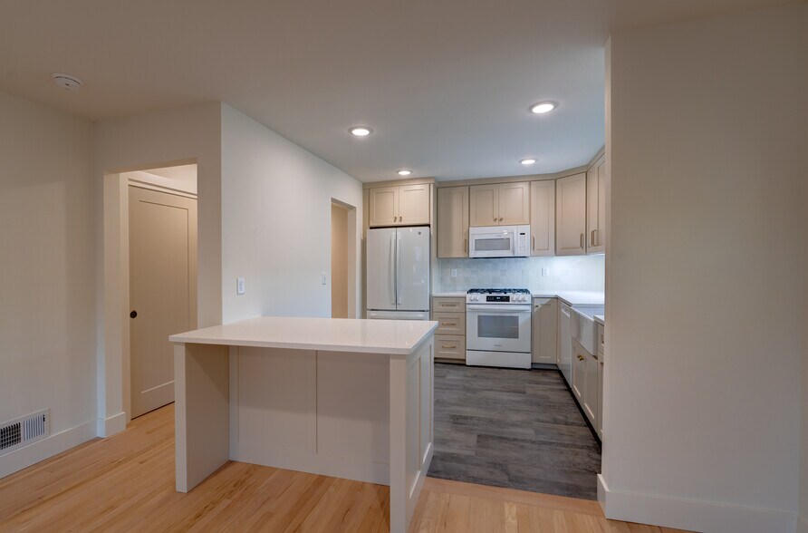 Building Photo - 405 Presidential Ln