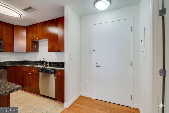 Building Photo - 155 Potomac Passage