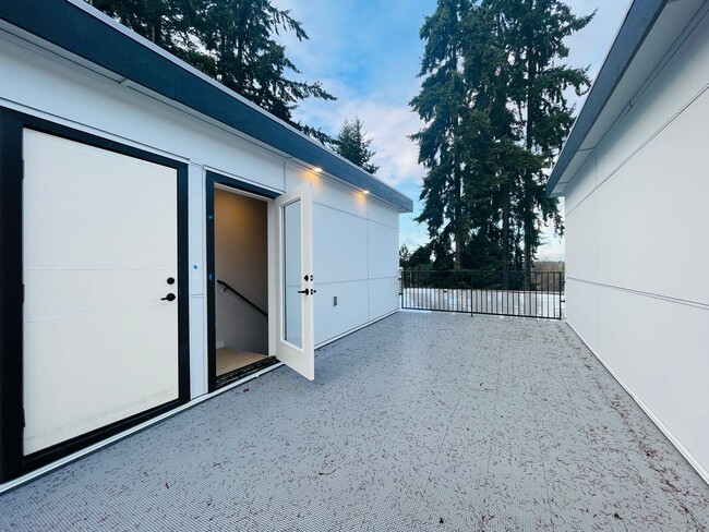 Building Photo - 3bd/3.5ba Shoreline Townhome