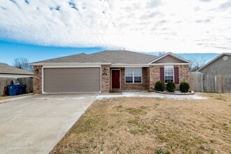 Building Photo - Well-Kept 3 BR home Near Walmart and Schools!