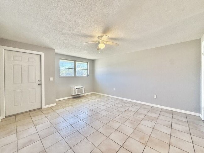 Building Photo - 3401 Palm Dr