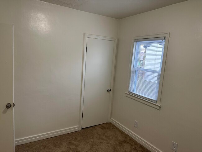 Building Photo - 511 Park View Ave