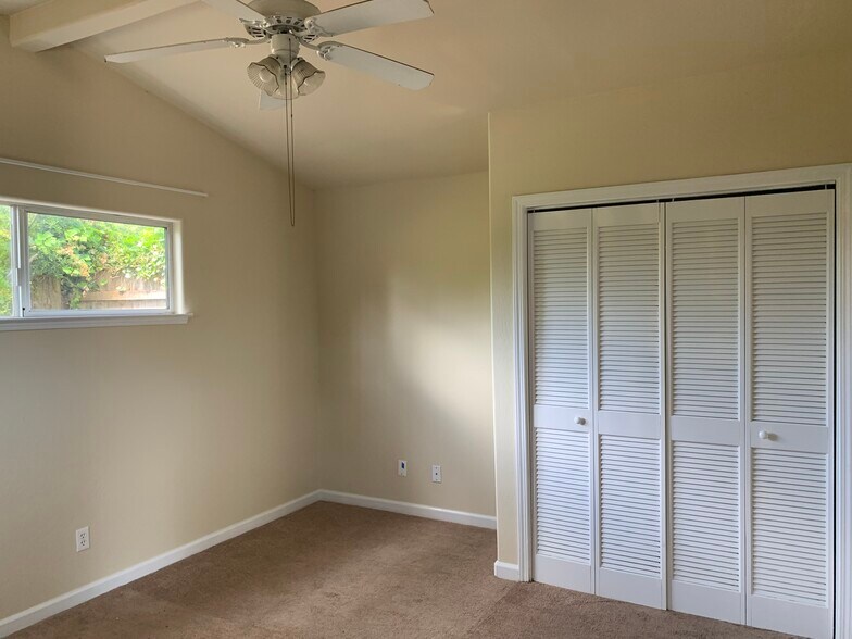 Building Photo - 415 Laurent St