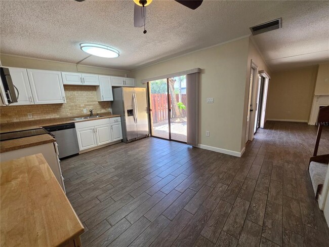 Building Photo - 3824 Saxon Dr