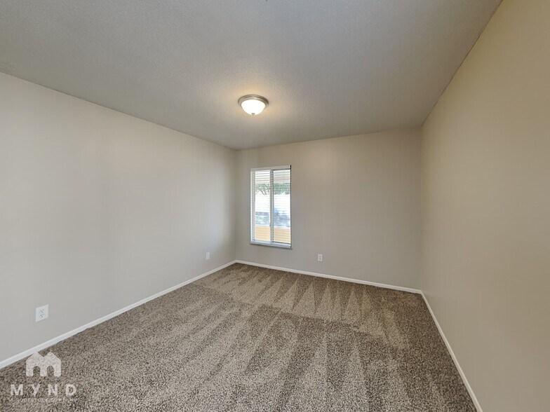 Building Photo - 5061 Elwood Rd