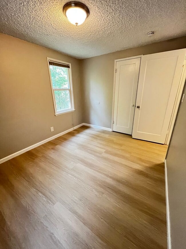 Building Photo - Fully Renovated 2 BD and 1 BA w/ detached ...
