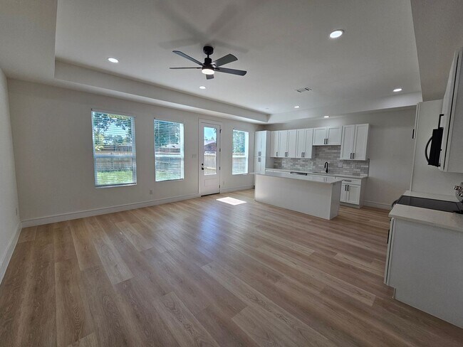 Building Photo - Available now ready for immediate move in ...