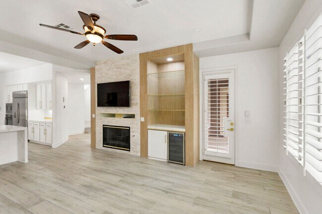 Building Photo - 5 Bedroom Pool Home Located In Summerlin G...
