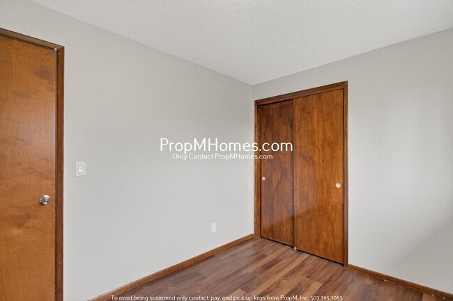 Building Photo - Updated Three Bedroom Home in Oregon City!