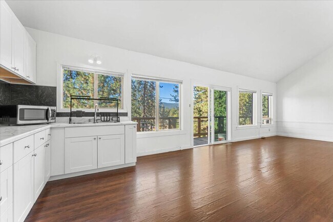 Building Photo - 405 - BEAVER DUPLEX