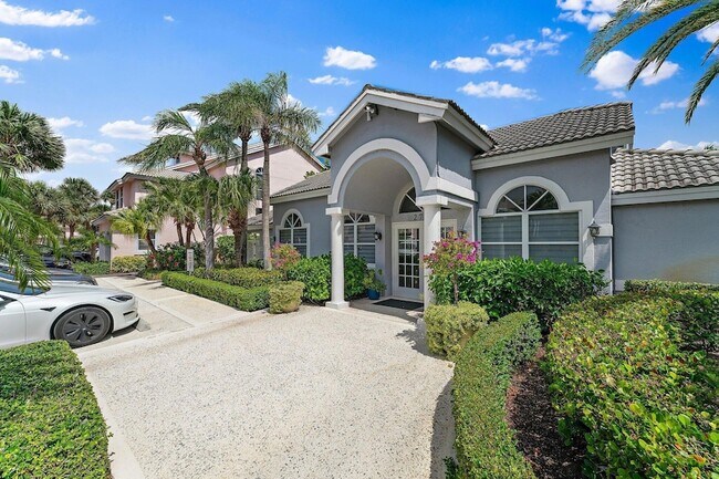 Building Photo - 2905 Fairway Dr N