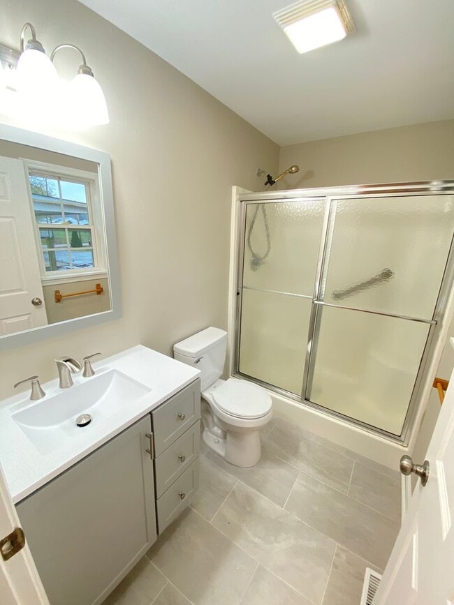 Building Photo - Freshly renovated 4 bedroom 2 bathroom hou...