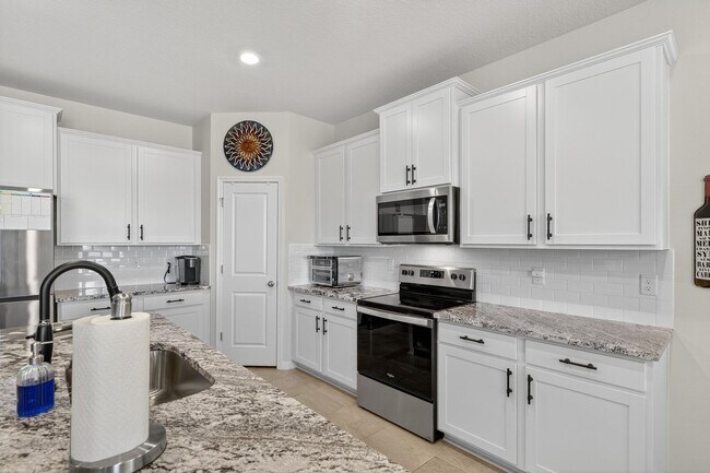 Building Photo - 4 Bedroom / 2 Bath House