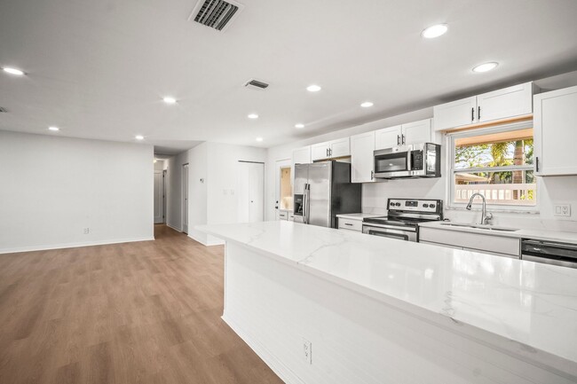 Building Photo - Fully Renovated 3 Beds 2 baths condo off M...