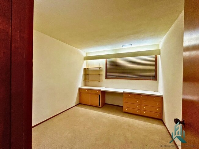 Building Photo - Mid-century Modern Single-family Home for Rent