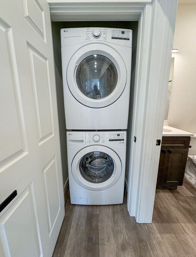Building Photo - BRAND NEW Pet Friendly 1 bed/ 1 bath apart...