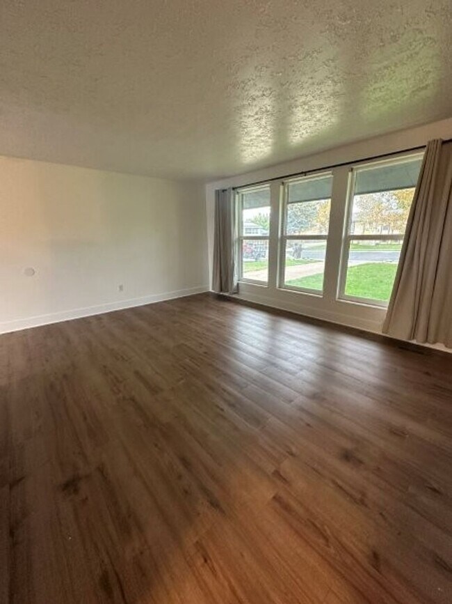 Building Photo - Fall Special – 3 Weeks FREE Rent on 4 Bed,...