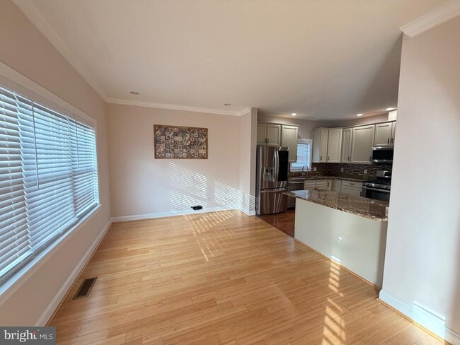 Building Photo - 728 18th St S