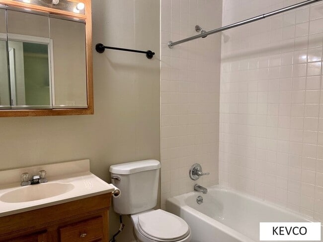 Building Photo - Incredible House and Yard!