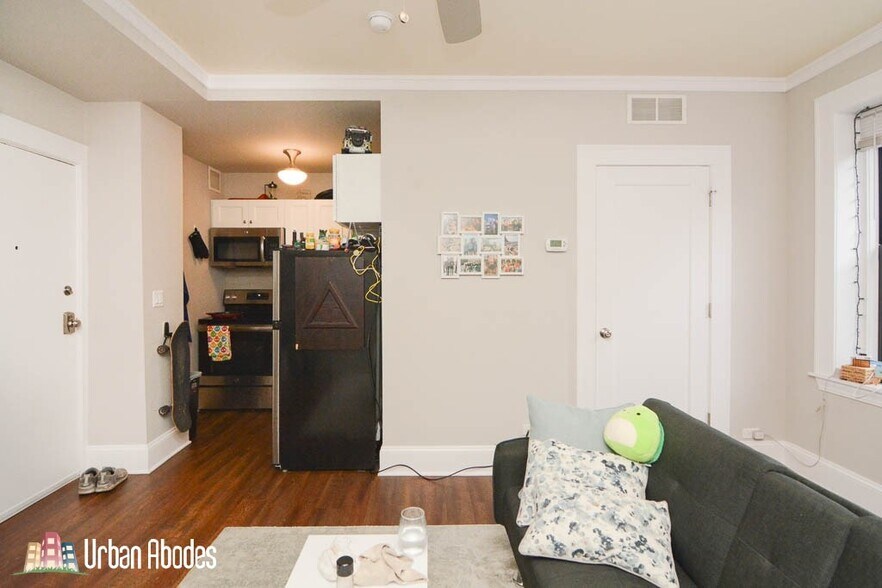 Building Photo - 818 W Lakeside Pl