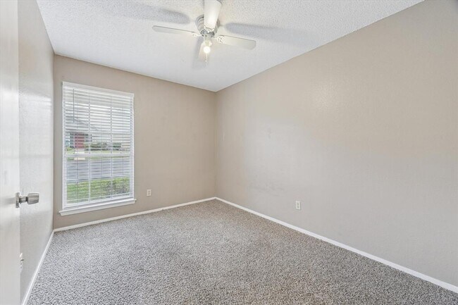 Building Photo - 1015 E Yager Ln