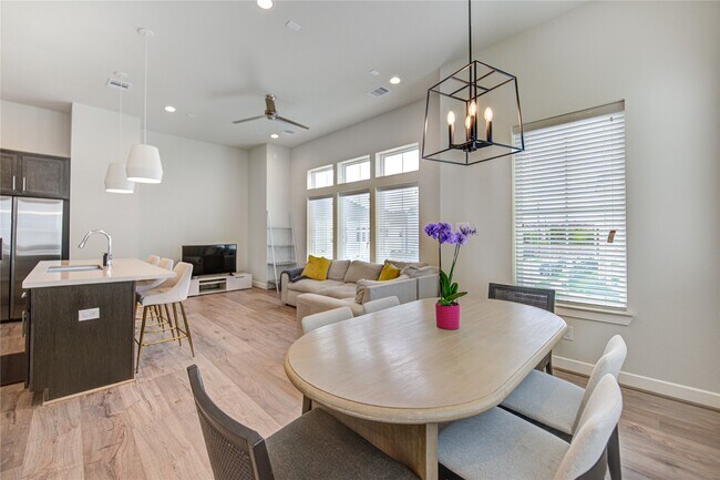 Building Photo - 730 Carriage Knls Dr