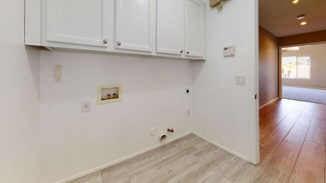 Building Photo - 3830 E Kroll Dr