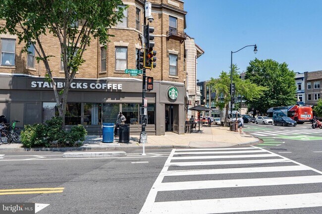 Building Photo - 2460 Ontario Rd NW