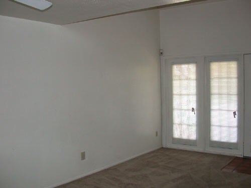 Building Photo - Spacious 2 bedroom 2 bath Townhouse near B...