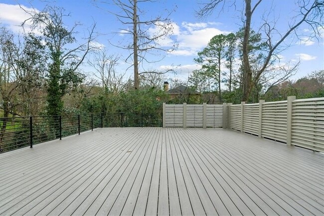 Building Photo - 942 Peachtree Battle Cir NW