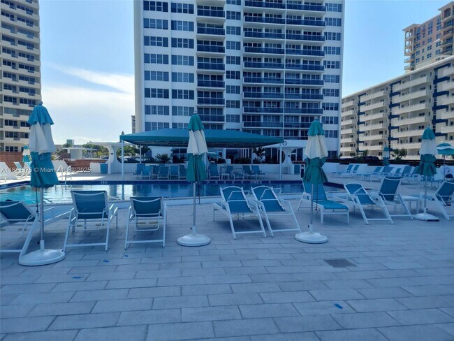 Building Photo - 3140 S Ocean Dr