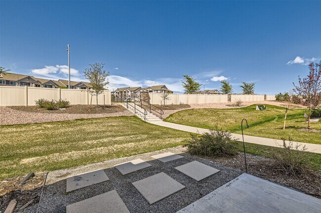 Building Photo - Modern 3BR Townhome | 2-Car Garage | Pool, Gym & Light Rail Access