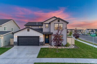 Building Photo - Spacious Modern Home w/Open Floor-Plan