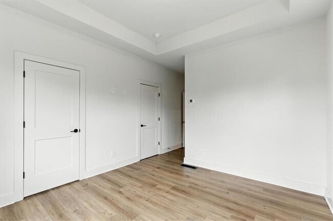 Building Photo - 170 Color Cir