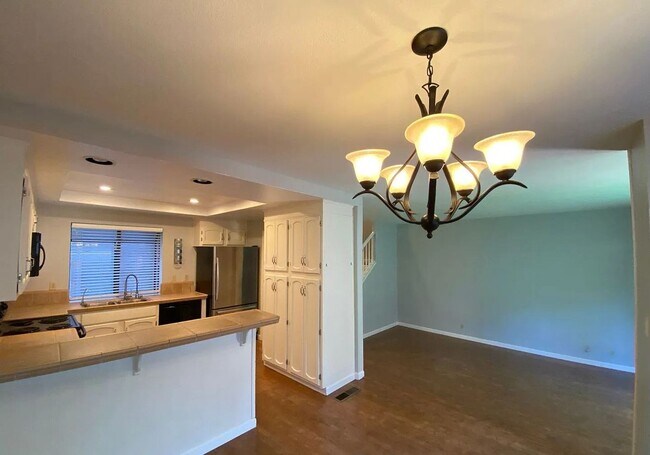 Building Photo - CAMPBELL - Spacious townhome with central ...