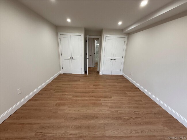 Building Photo - 185 W Park Ave