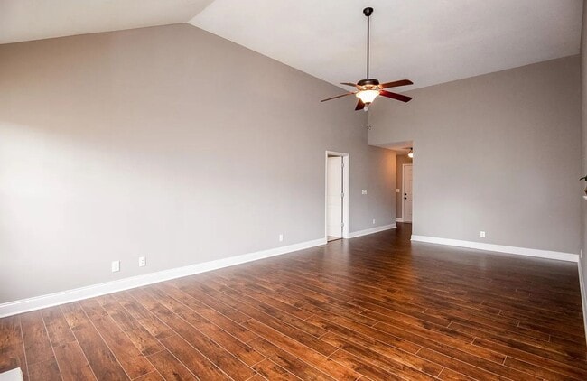 Building Photo - 3 Bedroom 2 Bathroom Home!