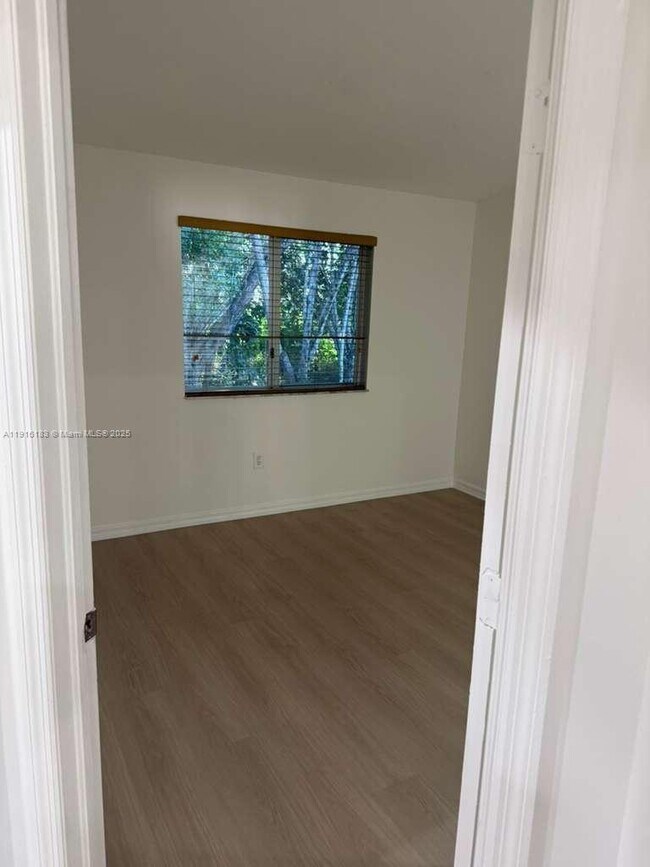 Building Photo - 1300 SE 31st Ct