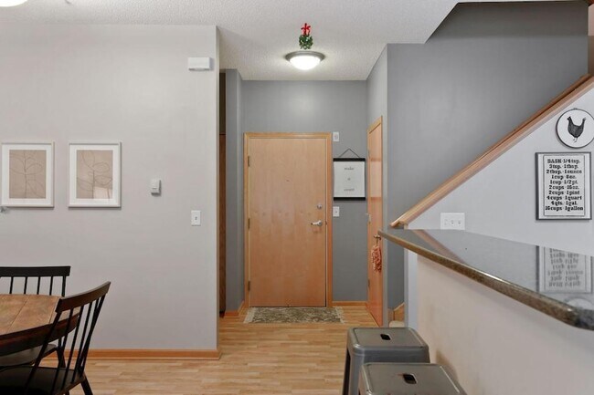Building Photo - 2566 Ellis Ave