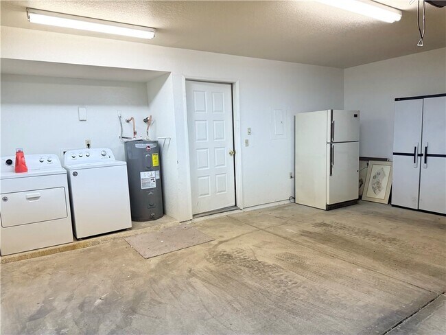 Building Photo - 1800 Club House Dr
