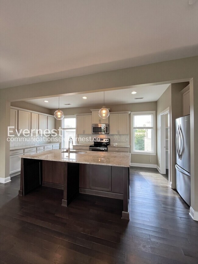 Building Photo - Spacious 3-Bed/3.5 Bath Townhome/ Available Now!