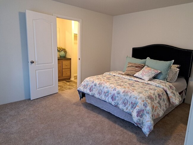 Building Photo - Updated Three Bedroom