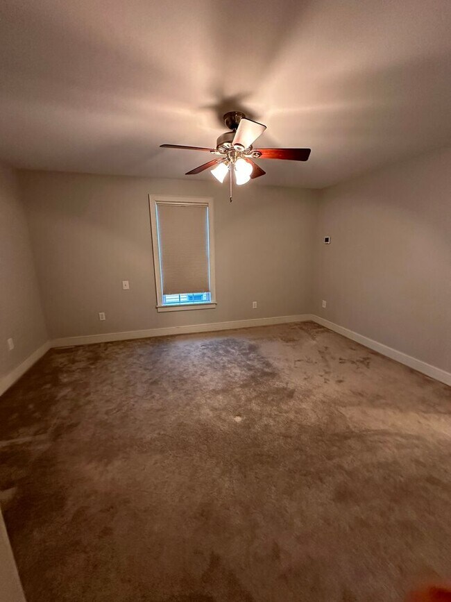 Building Photo - LARGE THREE BEDROOM HOME - AVAILABLE JUNE 1st, 2026