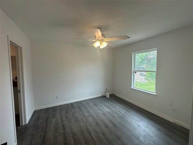 Building Photo - 5962 Belcrest St