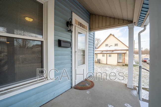 Building Photo - 1011 E Legrande Ave